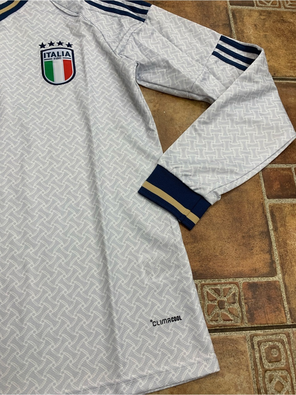 Adidas originals Italy 2026 World Cup long sleeve Jersey size M - Picture 4 of 6